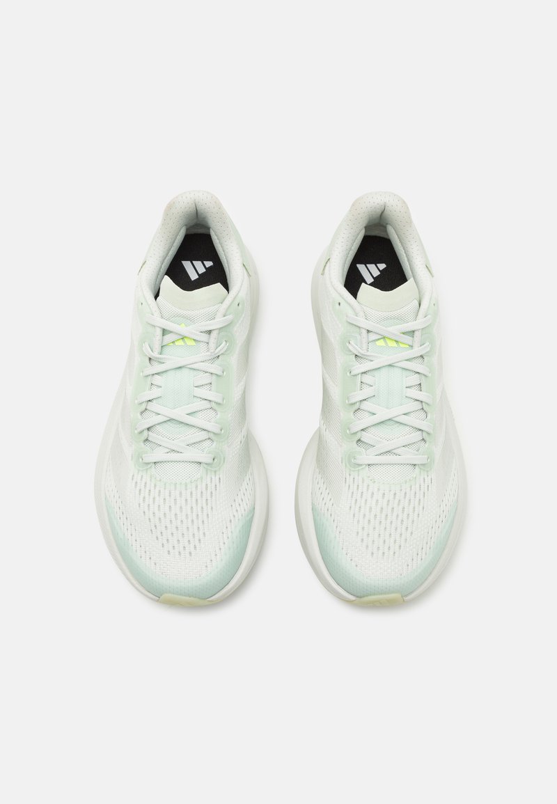 Hellgrüne Sportschuhe mit einem Netzdesign und weißen Akzenten. Sie verfügen über Schnürsenkel, eine strukturierten Obermaterial und eine schwarze gepolsterte Innensohle.