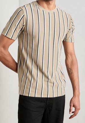 Beige T-shirt med smalle lodrette striber i marineblå og hvid. Rund hals, korte ærmer og blød bomuldsstruktur. Enkel design.