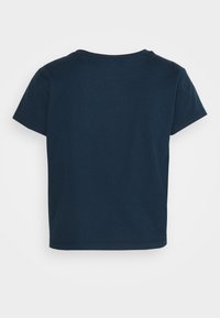 Granatowy, bawełniany t-shirt z krótkim rękawem; dekolt w kształcie okrągłym, gładka faktura, jednolity kolor, bez widocznych zdobień i wzorów.