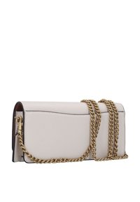 Svijetlosmeđi kožni clutch u pravokutnom obliku, s zlatnim lančanim remenom i suptilnim gornjim šavovima duž rubova.