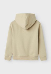 Felpa con cappuccio beige, maniche lunghe, texture morbida, polsini e orlo a costine, caratterizzata da un design semplice e senza loghi o motivi visibili.