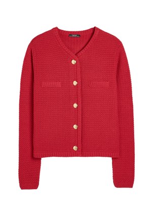 Czerwony sweter z dzianiny z dekoltem w serek, z czterema złotymi guzikami, dwoma przednimi kieszeniami oraz ściągaczami na rękawach i u dołu.