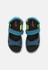 Blaue und schwarze Sandalen mit Klettverschluss, gepolsterten Innensohlen und grünen Akzenten. Leichtes Design mit offenem Zehen- und Fersenbereich.