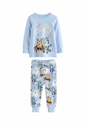 Pigiama per bambini di colore azzurro con scheletri e costumi di ragno in stile cartone animato, fantasmi, ragnatele, pipistrelli e la parola "Booey" stampata sopra e sui pantaloni.