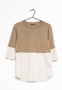 Maglia marrone a maniche tre quarti, con un pannello inferiore a strisce di un beige chiaro. Tessuto morbido, scollatura rotonda e orlo curvo.