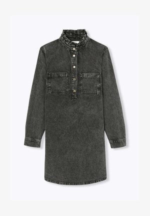Robe longue en denim noir délavé avec col haut à volants, boutons-pression sur le devant et deux poches carrées sur la poitrine.