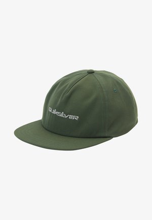 Gorra de algodón verde con visera curva, que presenta el logo bordado en blanco "Quiksilver" en el frontal y detalles de costura en contraste.