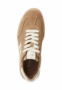 Sneaker in suede color sabbia con lacci e dettagli bianchi. Presenta una finitura testurizzata sulla punta e un tacco bianco a contrasto.