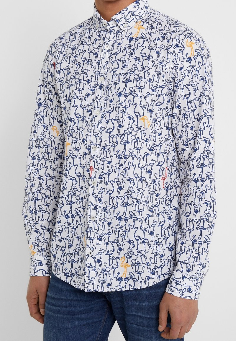 Camicetta a maniche lunghe con bottoni in cotone bianco, caratterizzata da un motivo di fenicotteri blu, gialli e rossi. Con colletto e vestibilità slim.