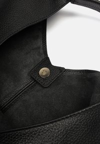 Borsa a tracolla in pelle nera con esterno testurizzato, interno in suede e chiusura a bottone automatico. Dotata di tasca con zip per un deposito sicuro.