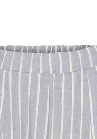 Lys blå stribet stof med hvide lodrette striber, der har et elastisk talje for komfort og en blød, tekstureret overflade.