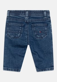 Szorty dżinsowe w ciemnoniebieskim odcieniu, z elastycznym paskiem w talii oraz dwoma tylnymi kieszeniami ozdobionymi przeszyciami. Małe logo marki przy prawej kieszeni.