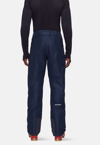 Marineblauwe skibroek met cargozakken, versterkte stof en mesh-accenten. Voorzien van een hoge taille en een logo nabij de zoom.