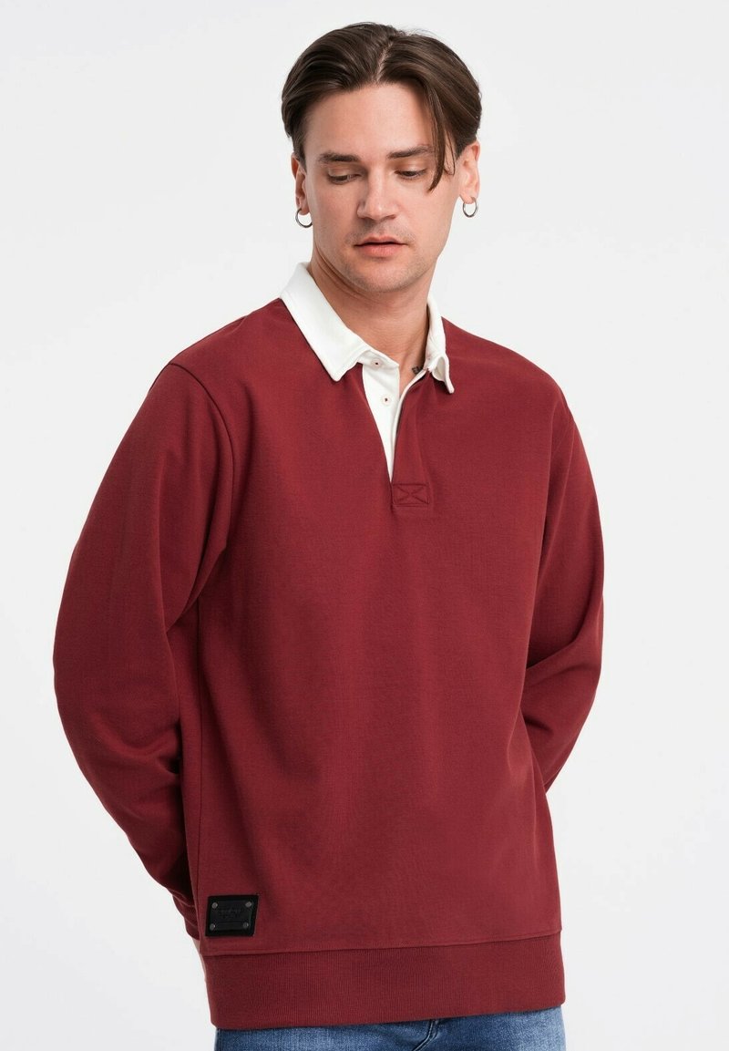 Bordeauxfarbener Pullover mit Kapuze, einem weißen Polo-Kragen, langen Ärmeln und gerippten Bündchen. Verfügt über ein gesticktes Logo und ein strukturiertes Material.