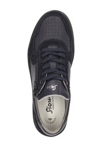 Navyblauer Sneaker mit Wildleder und glattem Leder, perforiertem Zehenbereich, flachen Schnürsenkeln, seitlichem Reißverschluss und Akzenten auf der markierten Innensohle.