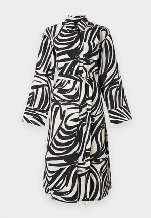Zwart-wit abstract zebraprint shirtjurk met lange mouwen, kraag, knopen aan de voorkant, borstzak en bijpassende stoffen riem met dubbele ringgesp.
