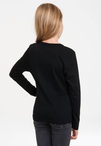 Schwarzes langärmliges Baumwoll-T-Shirt mit rundem Halsausschnitt, figurbetonter Passform und glatter Textur, von hinten gezeigt.