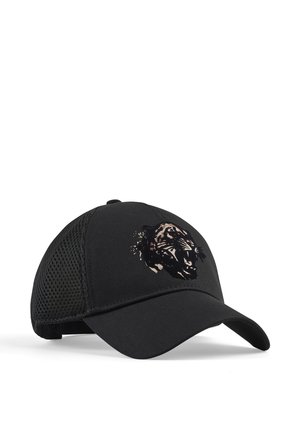 Gorra de béisbol con parte trasera de malla negra y visera curva, con un gráfico de cabeza de tigre rugiendo en el panel delantero.