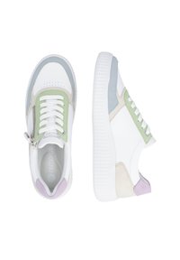 Baskets plateformes blanches avec des accents pastel vert, bleu, beige et violet, lacets, fermeture éclair sur un côté, vues de dessus et de côté.