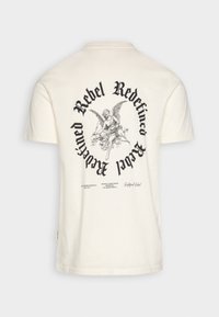 Cremfarbendes Baumwoll-T-Shirt mit kurzen Ärmeln, das auf der Rückseite ein großes schwarzes Grafikdesign mit engelhaften Motiven und fettem Text zeigt.