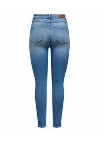 Blå høytlivs skinny jeans med baklommer og en liten brun skinnmerke på midjebåndet, vist bakfra.