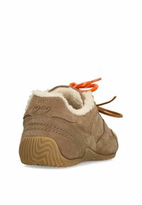 Brown suede sneaker with orange laces, textured fleece lining, and rubber sole. Features embossed year "1909" on the heel.