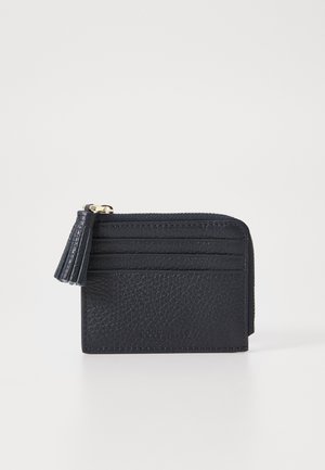 Portafoglio in pelle nera con texture, dotato di hardware dorato, multiple fessure per carte, una tasca con zip e un tassello decorativo.