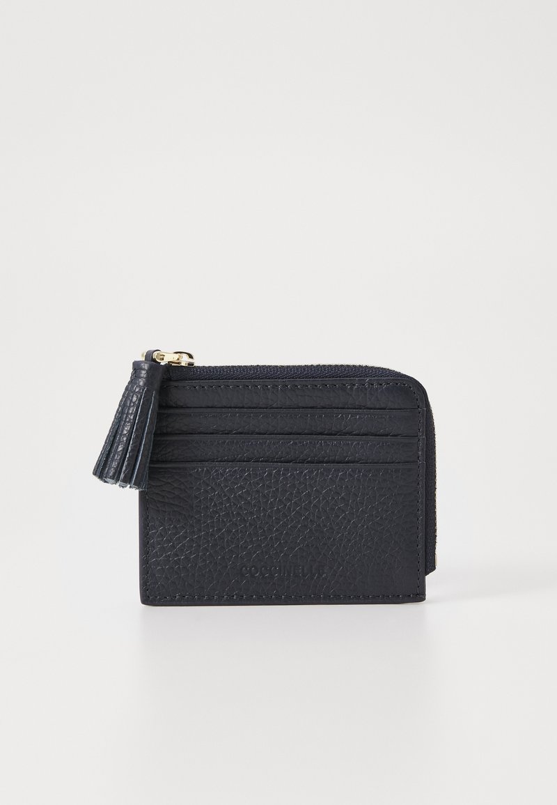 Carteira de couro preta texturizada com acabamentos em dourado, apresentando múltiplos slots para cartões, um bolso com fecho e um tassel decorativo.