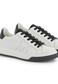 Witte leren sneakers met een zwarte hakkap, zwarte veters en een opvallend logo op de zijkant. Rubberen zool met een gestructureerde grip.
