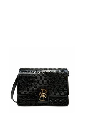 Borsa nera lucida con motivo triangolare in rilievo e logo intrecciato oro con le lettere B e D sulla patta frontale, dotata di un unico manico a tracolla.