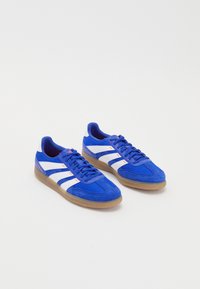 Ausgewählt, lucid blue/footwear white/solar red