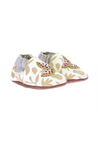 Chaussures en cuir blanc avec un motif de feuilles beige, ornées de tranches de pastèque roses brodées. Bandes élastiques grises au niveau de la cheville, semelle douce marron.