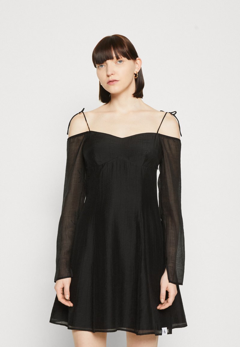 Calvin Klein Jeans CRINKLE OFF SHOULDER MINI DRESS - Denní šaty - black