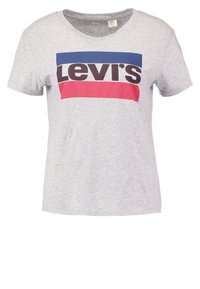 Šedé bavlněné tričko s kulatým výstřihem, na přední straně s modro-červeným obdélníkovým logem s nápisem "Levi's" v černém písmu.