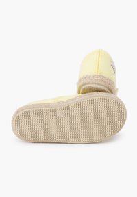 Sandales à glissière en toile jaune avec une semelle intermédiaire en jute tressé et une semelle extérieure en caoutchouc texturé. Comprend des accents de couture et un petit détail de label.