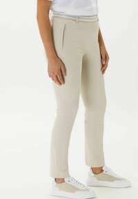 BRAX STYLE LILLYTH - Stoffhose - ecru
