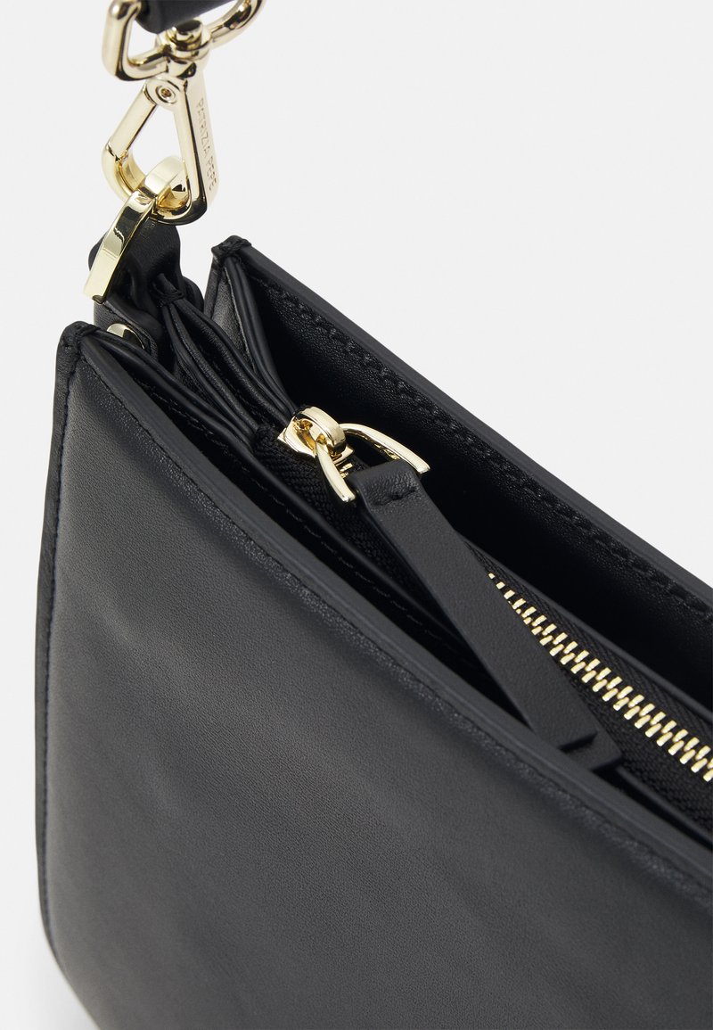 Borsa a mano in pelle nera con scomparto con zip, dettagli in metallo dorato e un design elegante e strutturato. Fodera interna visibile.