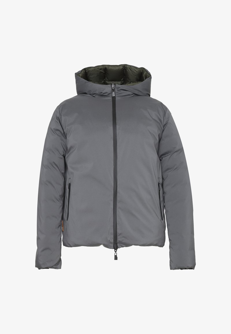 Giacca invernale grigia imbottita con cappuccio, chiusura frontale con zip e tasche laterali con zip, mostrata su uno sfondo bianco.