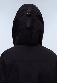Giacca nera con cappuccio. Presenta una regolazione con fibbia sul retro, un tessuto testurizzato e un design semplice e pulito senza hardware visibile.