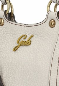 Sac à main en cuir blanc avec finition texturée, doté de quincaillerie dorée et d'un logo signature. Les accents comprennent des anneaux en laiton et des coutures contrastées.