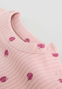 Rosa geripptes Material mit lila Punkten, ausgestattet mit einem runden Ausschnitt und Druckknöpfen an der Schulternaht.