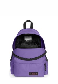 Mochila púrpura con un compartimento principal y un bolsillo frontal, con un forro interior negro y un parche de logo. Tejido texturizado, tirantes ajustables.