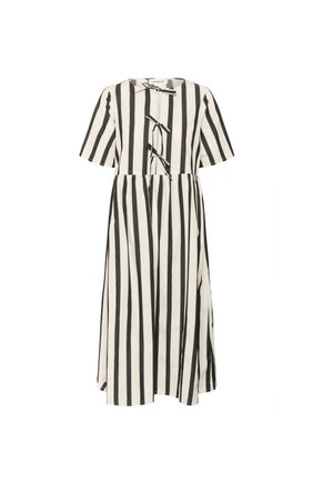 Fekete-fehér csíkos ruha könnyű anyagból, rövid ujjakkal, kerek nyakkivágással és elöl húzózárral.