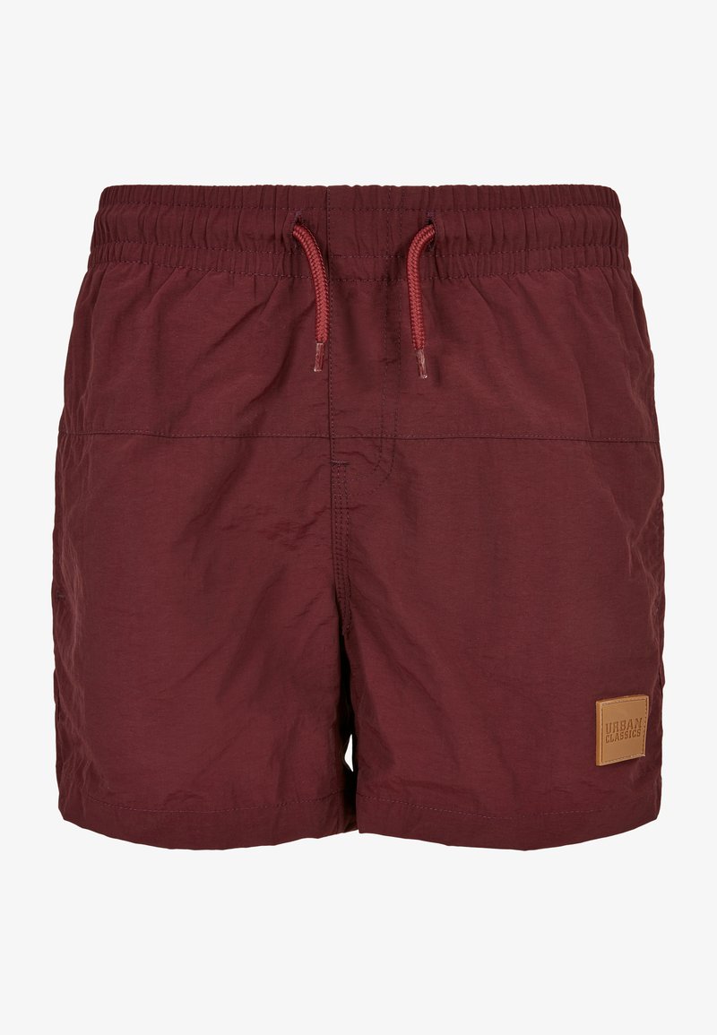 Shorts de bain bordeaux en matériau léger, avec taille élastique, cordon de serrage et un petit patch en cuir portant l'inscription "URBAN CLASSICS".