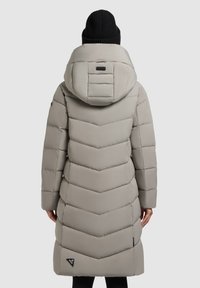 Abrigo acolchado gris claro con costuras en forma de Chevron, capucha ajustable y un logo negro en el dobladillo. Tejido texturizado y diseño hasta la rodilla.