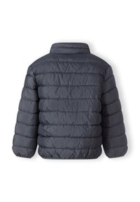 Puffjacka i mörkgrått med horisontellt kviltat mönster, hög krage och elastiska ärmslut. Lätt material för isolering.