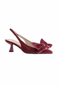 Talons slingback en velours bordeaux profond avec un grand accent nœud, bout pointu et un talon bloc avec une teinte rose et une base noire.