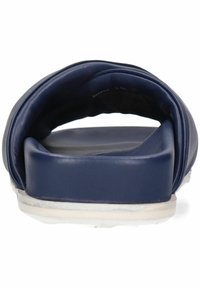 Navyblauwe slide-sandaal met een zachte, gebufferde bovenkant en een dikke witte zool. Het ontwerp heeft een minimalistische, open teenvorm.