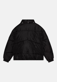 Schwarze Steppjacke mit glänzender, gep quilteter Textur. Verfügt über einen hohen Kragen, eine übergroße Silhouette und elastische Bündchen für zusätzlichen Komfort.