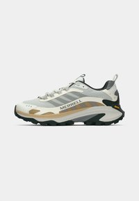 Merrell vandresko i hvid og beige, med en mesh-overdel, tekstureret gummisål og Vibram-logo på hælen for holdbarhed.